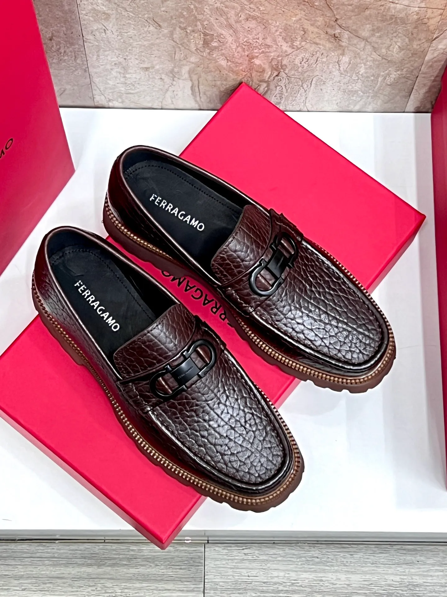 Original quality P580 Brand: Ferragamo Standard size: Men's size 38/44 (45.46 can be customized) Grade: Same style as the official website High-quality men's shoes Material: Customized first-layer calfskin with water-dyed cowhide lining Cowhide tiptoe Original non-slip and wear-resistant rubber outsole Style category: Men's formal business leather shoes are young and fashionable European and American trends British style Casual matching and comfortable feet Color: actual picture